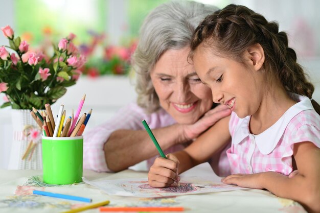 Ritratto di nonna e nipote che si riuniscono