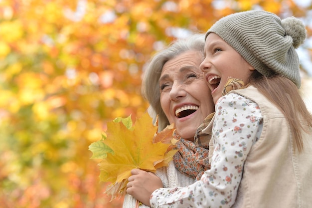 Ritratto di nonna e nipote in autunno park