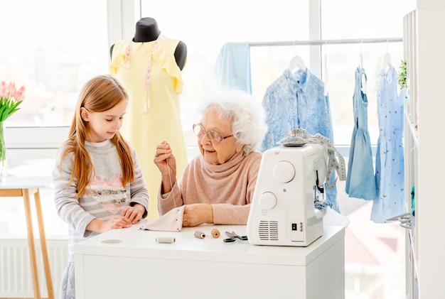 Ritratto di nonna e nipote in un atelier