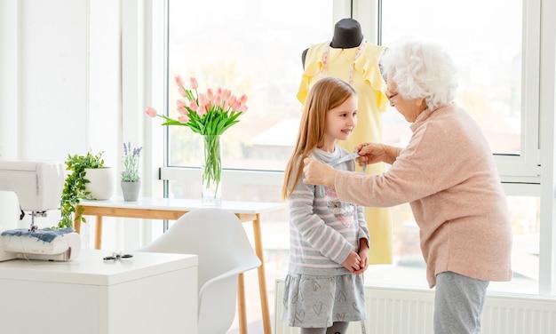 Ritratto di nonna e nipote in un atelier