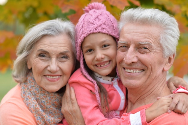 Ritratto di nonni e nipote sorridenti nel parco