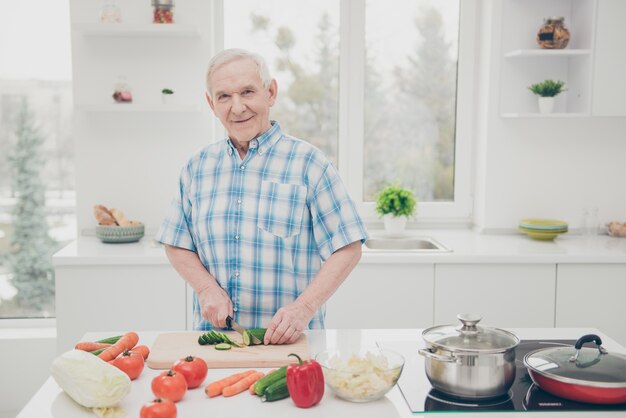 Ritratto di nonno in cucina