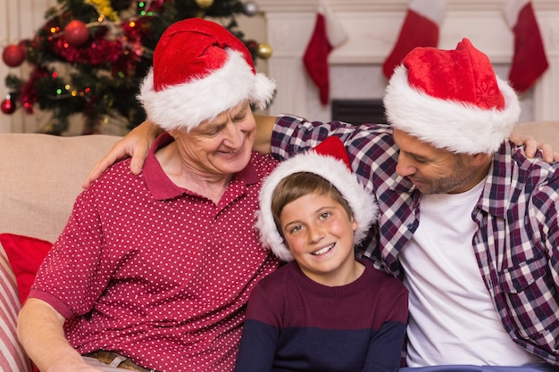 Ritratto di nonno padre e figlio in cappelli santa