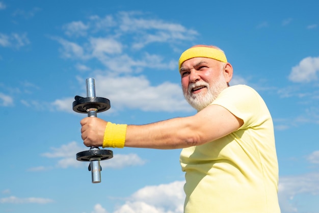 Ritratto di nonno sportivo su sfondi di cielo blu Ritratto di uomo anziano anziano sano nel suo ...