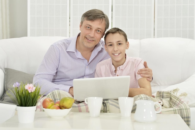 Ritratto di padre e figlio con il computer portatile