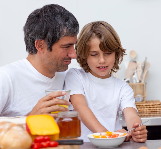 Ritratto di padre e figlio facendo colazione insieme