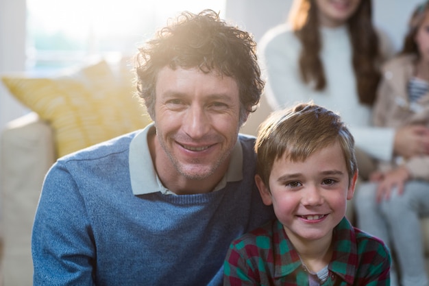 Ritratto di padre e figlio sorridenti