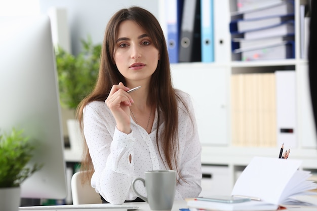 Ritratto di perfetto businesslady preventivo di scrittura per i clienti