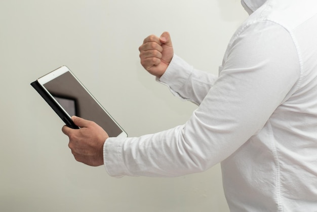 Ritratto di persona in possesso di un tablet che fa gesto su sfondo bianco