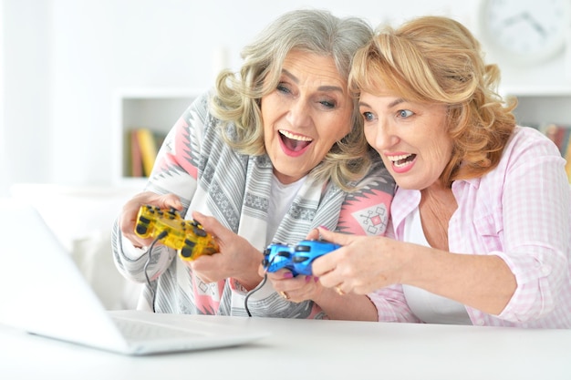 Ritratto di persone anziane che giocano a giochi per computer