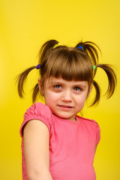 Ritratto di piangere piccola ragazza caucasica con trecce e livido sotto gli occhi