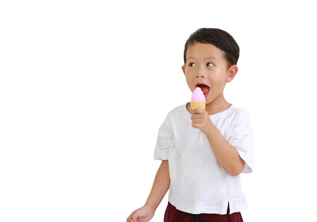 Ritratto di piccolo bambino asiatico che tiene il gelato giocattolo su sfondo bianco