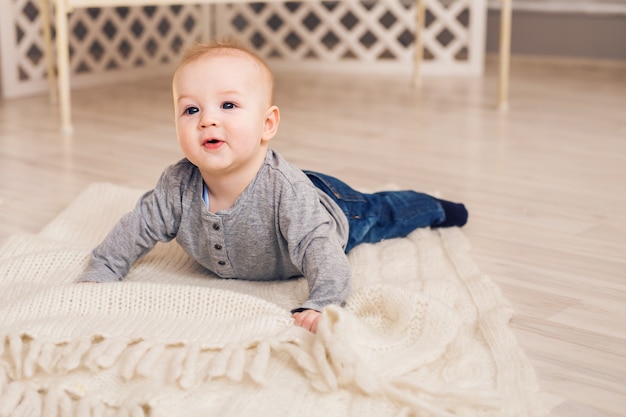 Ritratto di piccolo bambino carino sdraiato