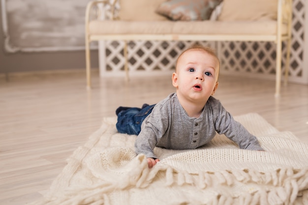 Ritratto di piccolo bambino carino sdraiato