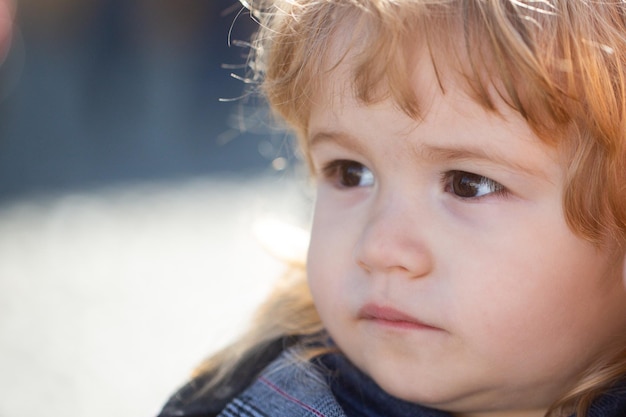 Ritratto di piccolo neonato concetto di bambini faccia closeup testa sparare bambini ritratto