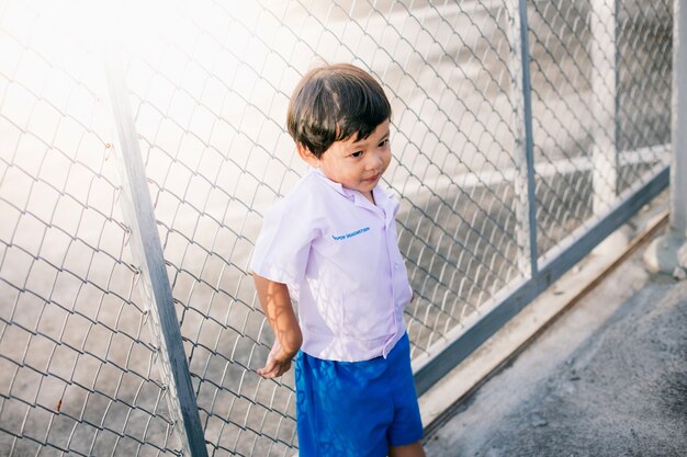 Ritratto di piccolo ragazzo asiatico in uniforme scolastica thailandese