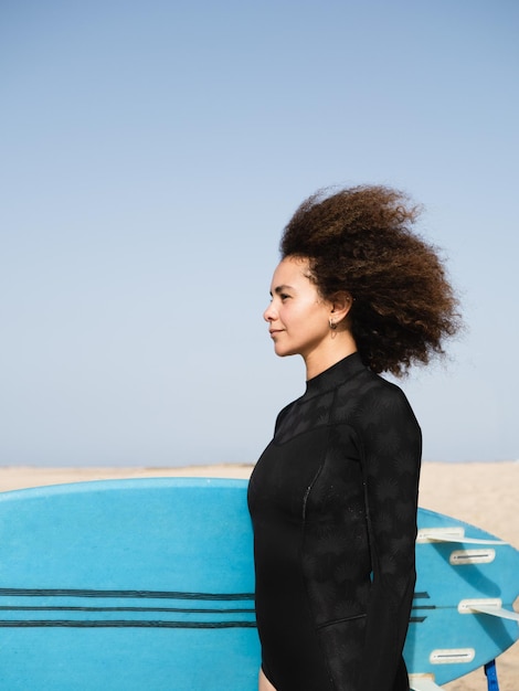 Ritratto di profilo femminile surfista multirazziale