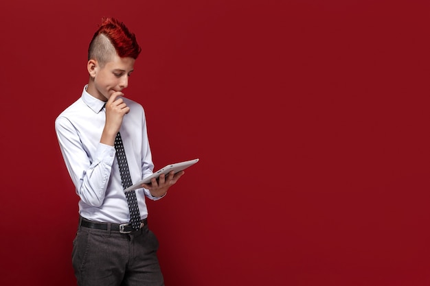 Ritratto di punk adolescente dai capelli rossi con tablet