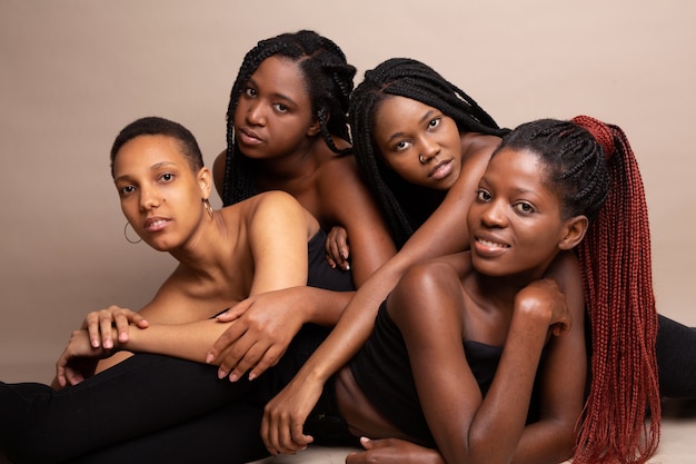 ritratto di quattro belle giovani donne africane