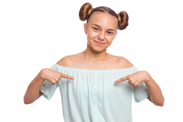 Ritratto di ragazza adolescente che si punta isolato su sfondo bianco Bambino felice guardando la fotocamera