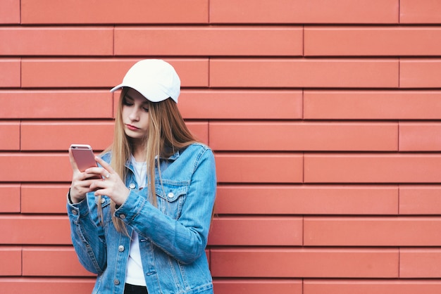 Ritratto di ragazza alla moda al telefono