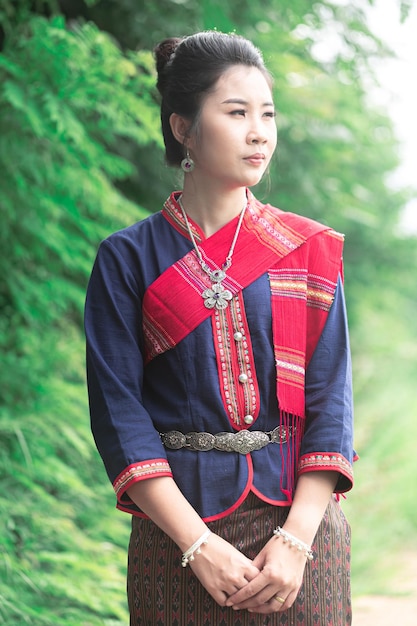 Ritratto di ragazza asiatica con abito tradizionale locale tailandese famoso nella campagna della Thailandia