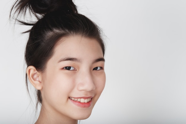 Ritratto di ragazza asiatica felice sorridente guardando la fotocamera