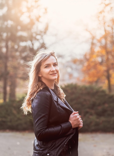 Ritratto di ragazza attraente nel parco. La ragazza sta guardando la telecamera.