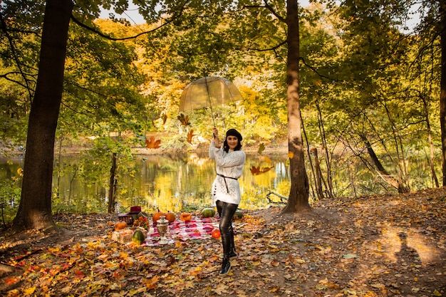 Ritratto di ragazza autunnale con foglie