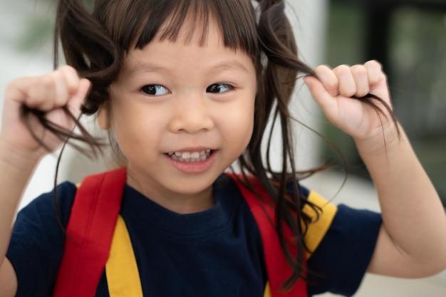 Ritratto di ragazza bambino asiatico felice e divertente su sfondo bianco un bambino che guarda l'obbiettivo Preschool