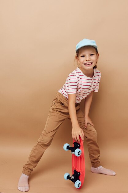 Ritratto di ragazza bambino sorridente felice in berretti blu a righe tshirt intrattenimento infanzia inalterato