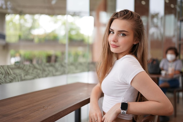 Ritratto di ragazza bionda con capelli svolazzanti