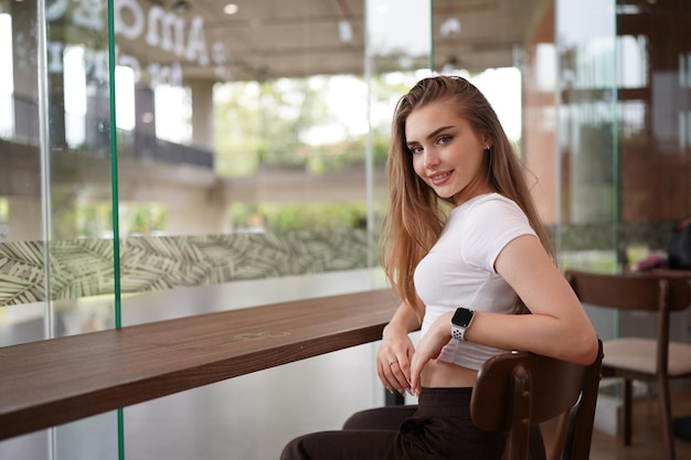 Ritratto di ragazza bionda con capelli svolazzanti