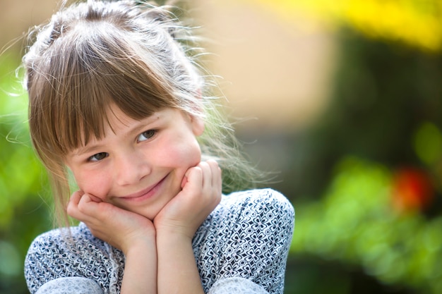 Ritratto di ragazza carina bambino carino sorridente