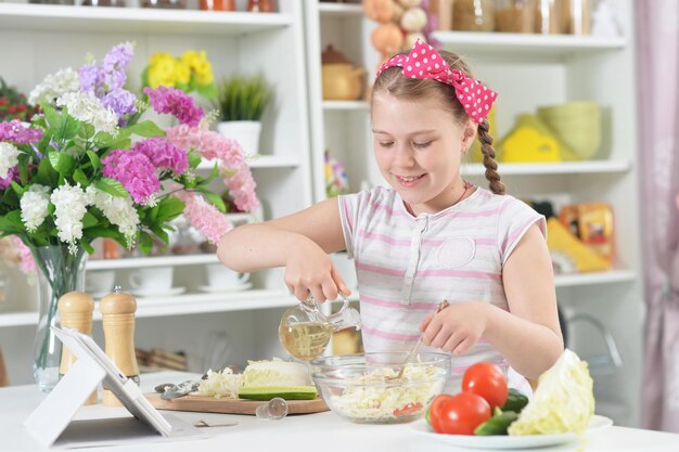 Ritratto di ragazza carina che prepara una deliziosa insalata fresca