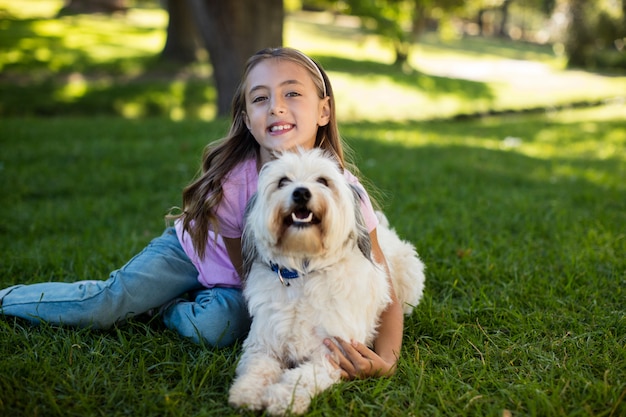 Ritratto di ragazza con cane nel parco