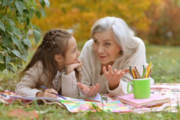 Ritratto di ragazza con il disegno della nonna