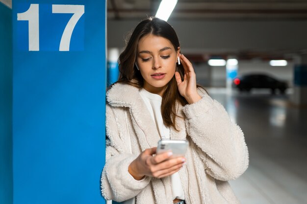 Ritratto di ragazza con il telefono in mano