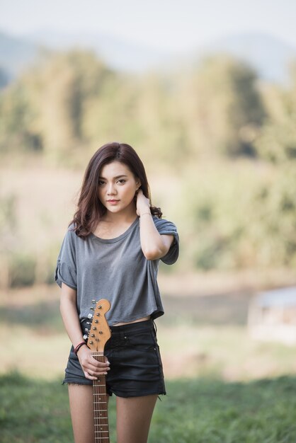 Ritratto di ragazza con la chitarra