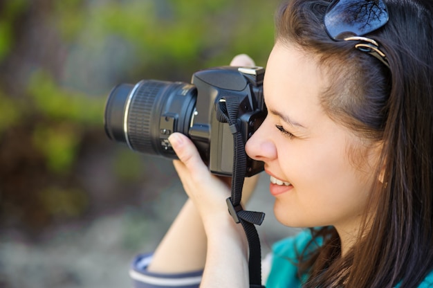 Ritratto di ragazza con la macchina fotografica