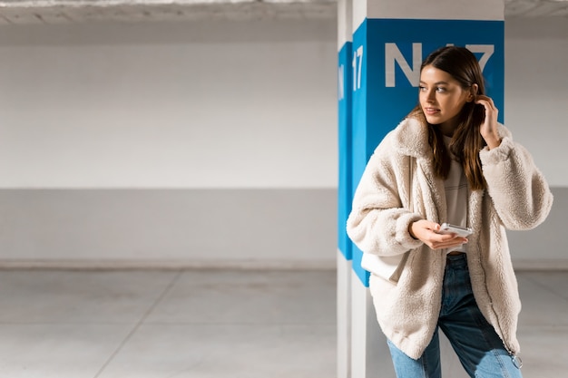 Ritratto di ragazza con lo smartphone in mano