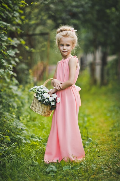 Ritratto di ragazza dai bei capelli e lungo vestito rosa 6588