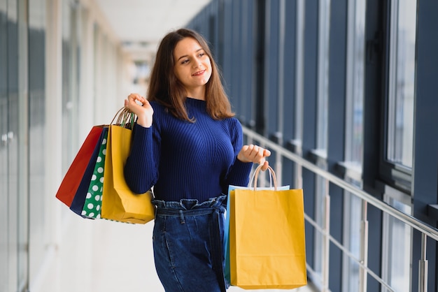 Ritratto di ragazza dello shopping di moda