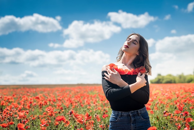 Ritratto di ragazza di bellezza e moda nel campo del papavero. estate