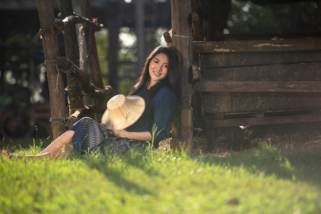 Ritratto di ragazza di campagna all&#39;aperto