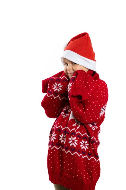 Ritratto di ragazza divertente con cappello di babbo natale rosso e maglione natalizio oversize lavorato a maglia rosso con...