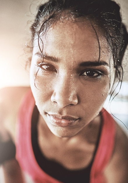 Ritratto di ragazza e sudore sul viso per la routine di allenamento di fitness e dedizione per l'esercizio fisico o la salute Donna seria e determinata con intenso per l'allenamento o il benessere cardio e atleta femminile