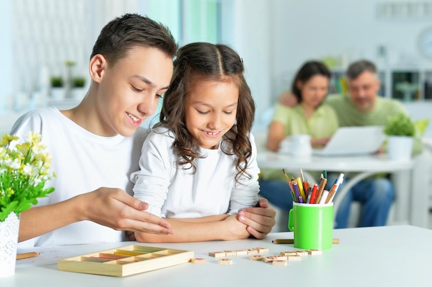 Ritratto di ragazza e suo fratello che studiano insieme