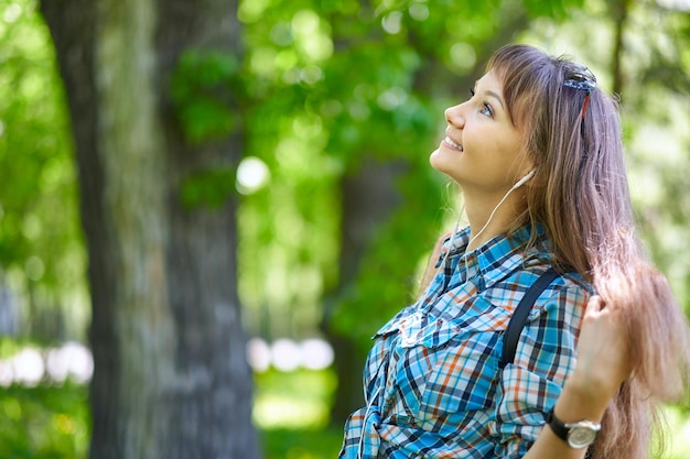 Ritratto di ragazza estate Donna asiatica sorridente felice sulla soleggiata giornata estiva o primaverile fuori nel parco Piuttosto giovane donna all'aperto