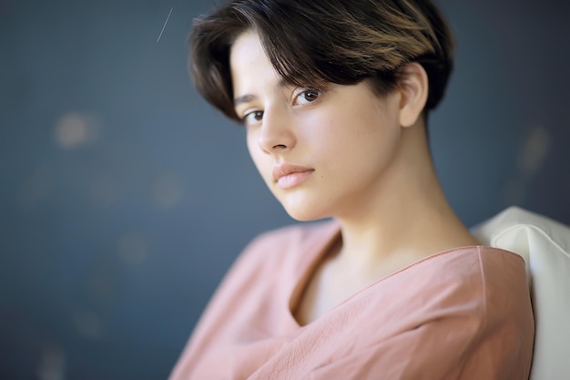 ritratto di ragazza giovane adulto / ritratto insolito di una ragazza dal carattere forte, ritratto in studio a contrasto